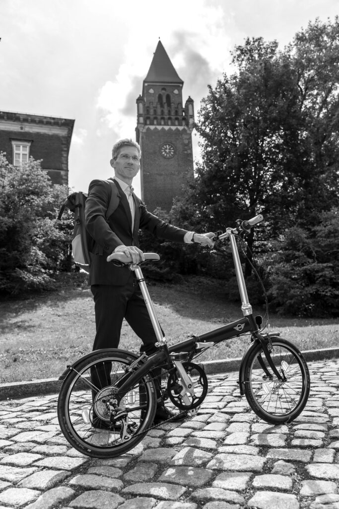 Rechtsanwalt Dr. Jens-Torsten Lehmann mit seinem Faltrad vor der Oberkirche in Cottbus